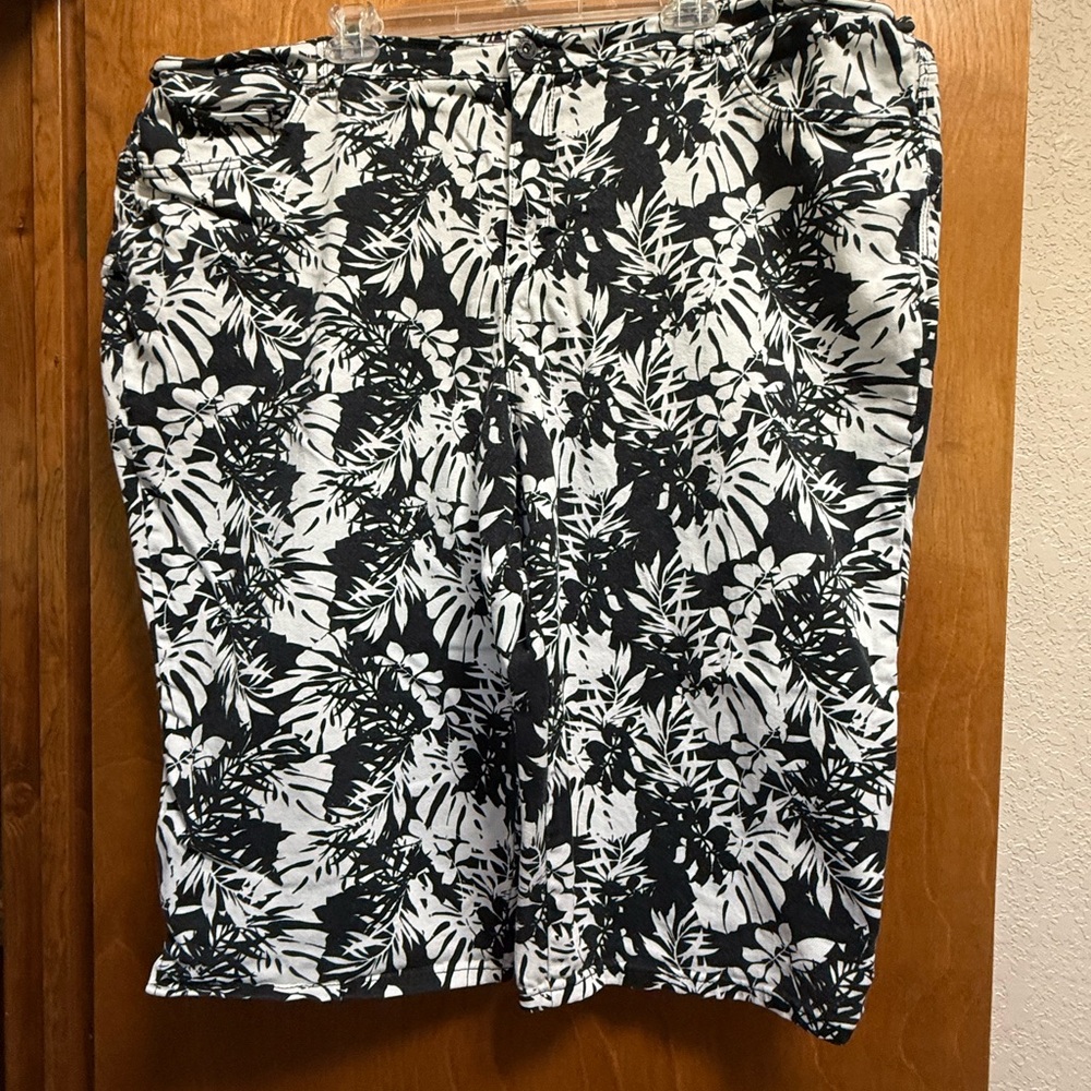 Gloria Vanderbilt Black & White Floral Print Shorts Size 24W